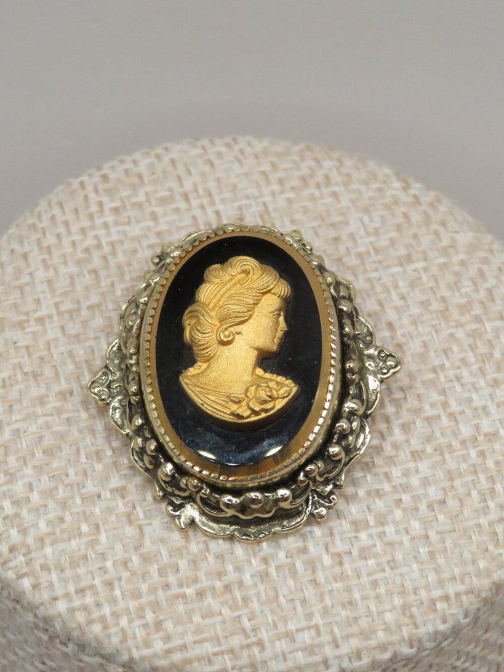 Vintage Whiting & Davis Unmarked Cameo Brooch
